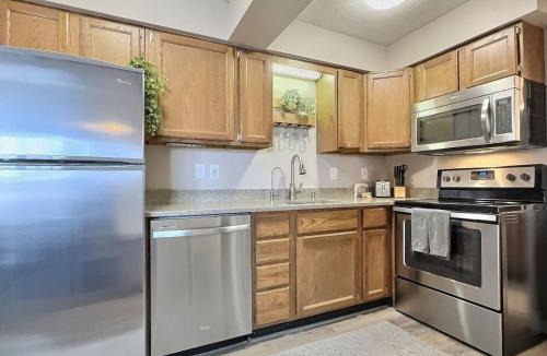 Killington Apartment | BearNecessities- AC, Pool, Hot Tub, Gym, Sauna