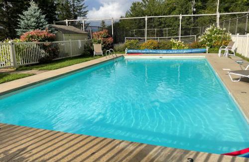 Killington Apartment | BearQuad AC Pool Tennis Close to Resort Biking