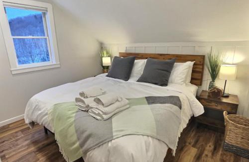 Killington Apartment | BearQuad AC Pool Tennis Close to Resort Biking