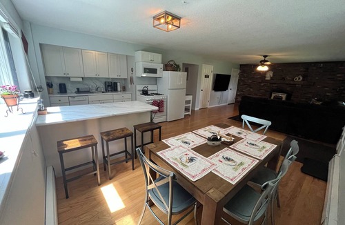 Chittenden House | Beautiful 2 Bedroom in Chittenden, walk to Mountain Top inn, close to Killington