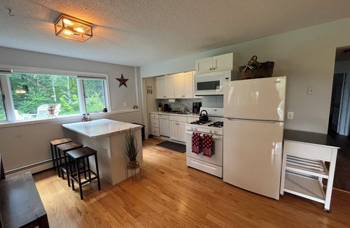 Chittenden House | Beautiful 2 Bedroom in Chittenden, walk to Mountain Top inn, close to Killington