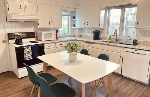East Norwalk Apartment | Beautiful 2BR apt in Beach community, close to train and hwys! Only 1hr to NYC!