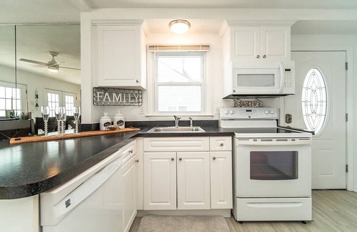 Saybrook Manor House | Beautiful 3-bedroom cottage with AC in welcoming Old Saybrook