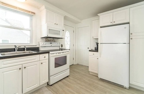 Saybrook Manor House | Beautiful 3-bedroom cottage with AC in welcoming Old Saybrook