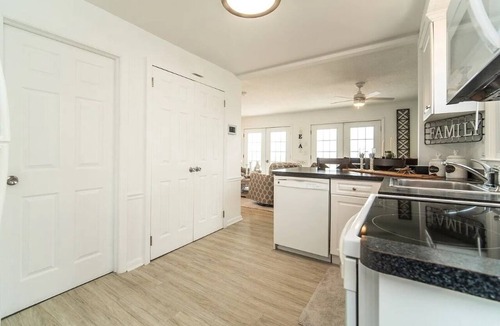Saybrook Manor House | Beautiful 3-bedroom cottage with AC in welcoming Old Saybrook