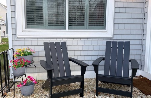 Niantic House | Beautiful 3 Bedroom Cottage steps from the Beach with brand new Trex deck