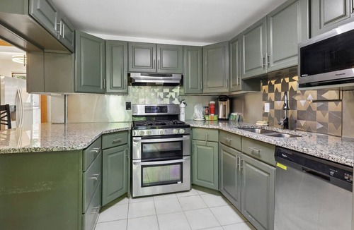 Teaneck House | Beautiful 3 bedroom house minutes from NYC, Metlife, & American Dream Mall