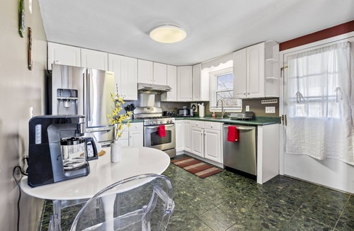 Waltham Apartment | Beautiful 3BD/1BA apartment W Parking 6274