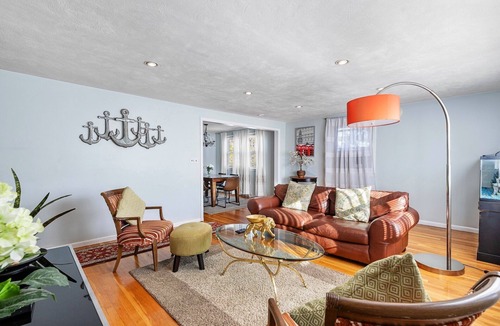 Waltham Apartment | Beautiful 3BD/1BA apartment W Parking 6274
