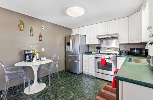 Waltham Apartment | Beautiful 3BD/1BA apartment W Parking 6373