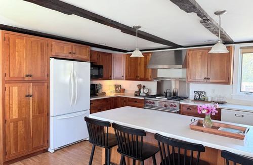 Putney Other | Beautiful 4 bedroom farmhouse- sleeps 8, jacuzzi tub, amazing kitchen