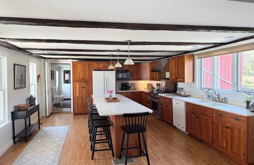 Putney Other | Beautiful 4 bedroom farmhouse- sleeps 8, jacuzzi tub, amazing kitchen