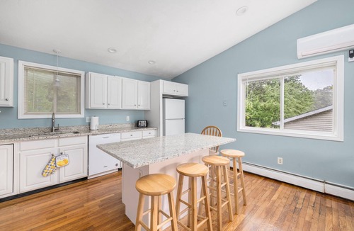Saunderstown House | Beautiful 5 bedroom near beaches. Walk to Narrow River.