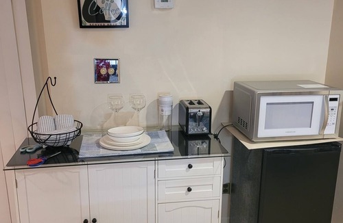 Lakeview Apartment | Beautiful apartment with AC in charming West Hempstead, Long Island