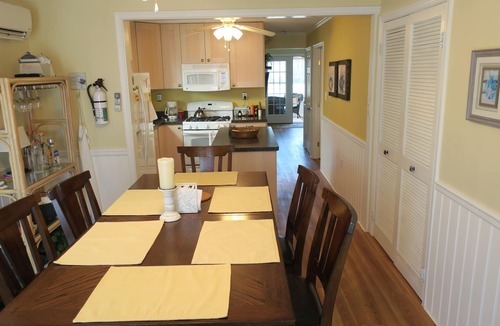 South End House | Beautiful Beach Cottage, Sleeps 8, Walk to the Beach and Playground