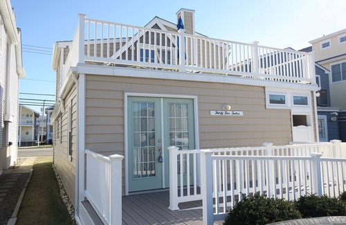 South End House | Beautiful Beach Cottage, Sleeps 8, Walk to the Beach and Playground