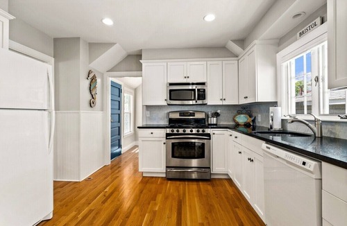 Bristol House | Beautiful Beach Cottage in Downtown Bristol