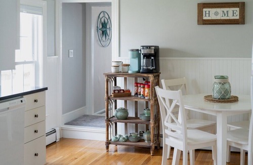 Bristol House | Beautiful Beach Cottage in Downtown Bristol