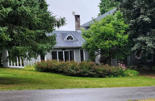 Erin House | Beautiful Century Home close to Erin Estates Venue