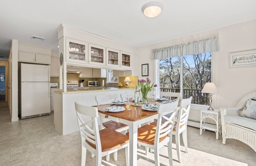 South Chatham House | Beautiful Chatham, Sun Sand & Surf. 8/10 mile to beaches ,pet friendly home