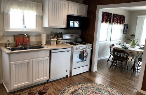 Town of Torrey Cottage | Beautiful Cottage with Private Hot Tub Overlooking Lake near Rochester, New York