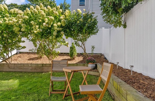Yachting Village Condo | Beautiful Downtown Apartment on Thames Street, Walk to Everything - Sleeps 6