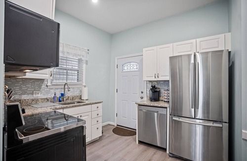 Yachting Village Condo | Beautiful Downtown Apartment on Thames Street, Walk to Everything - Sleeps 6
