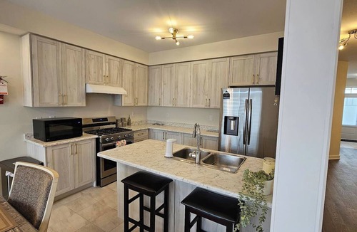 Welland House | Beautiful Home backing on Welland Canals STR-289