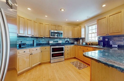 Stratton and Bromley Ski Areas House | Beautiful house w/mountain & pond views, hot tub, pool table, bbq, firepit, w/d