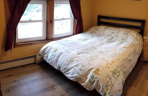 Woodstock Cabin | Beautiful lakefront lodge in White Mountains w/outdoor hot cedar tub & firepit