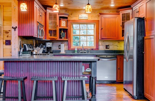Wilmington Cabin | Beautiful Lakefront Log Cabin 15 Minutes from Mount Snow
