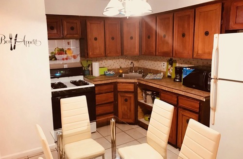 Queens House | BEAUTIFUL, LARGE 4 BEDROOMS, 2 BATHS, BALCONY IN REGO PARK UP TO 15 PEOPLE OK
