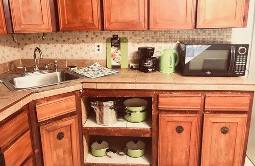 Queens House | BEAUTIFUL, LARGE 4 BEDROOMS, 2 BATHS, BALCONY IN REGO PARK UP TO 15 PEOPLE OK
