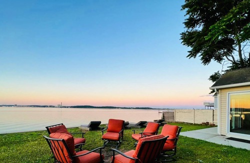 West Haven House | Beautiful Modern house By the Bay w out door Spa