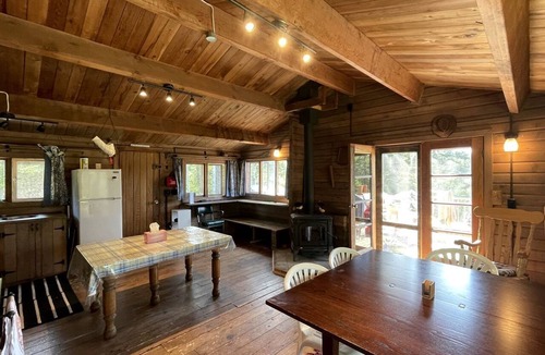 Nipissing Cabin | Beautiful Off-Grid Cedar Log Cabin Nestled in the Woods with Direct Access to Duncan Lake for an Unforgettable Getaway in Ontario