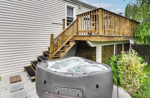 Portsmouth House | Beautiful Portsmouth Cottage By the Sea with Jacuzzi