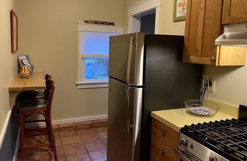 Fifth Ward Apartment | Beautiful Property, well maintained, near mansions & beach, private kitchen