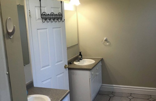 Barrie Apartment | BeAuTiFuL RaVen property near the Lake