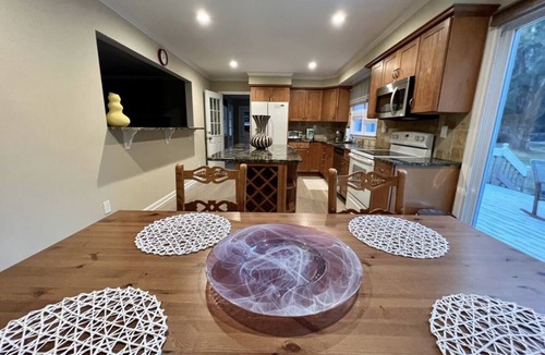 Stamford House | Beautiful, Spacious and Clean 2 Bedroom Pad in center of Stamford!