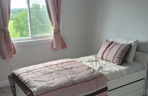 Amherstview House | Beautiful spacious new 4 bedroom home located 5 mins to Lake Ontario.