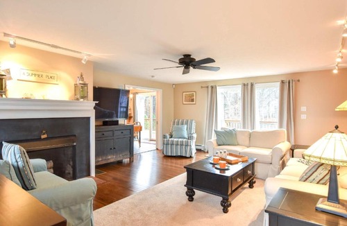 Eastham House | Beautiful Spacious Family Retreat w Pool