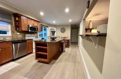 Stamford House | Beautiful & Spacious home in Downtown Stamford CT! 40 min to NYC!