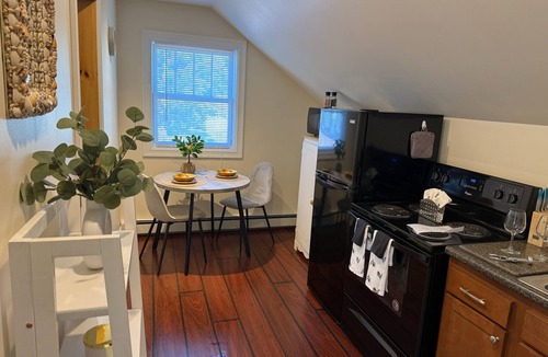 Clayton Apartment | Beautiful studio with AC in soothing Clayton location