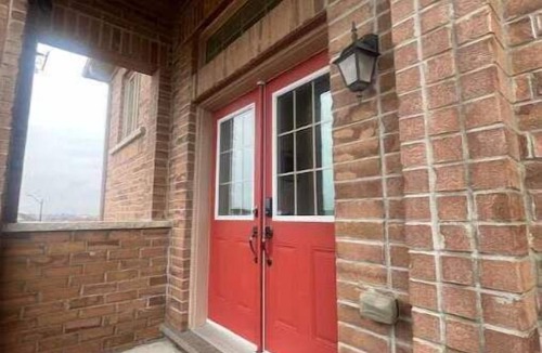 Whitby House | Beautiful townhome located in Whitby with 3 beds and 2.5 bathrooms.