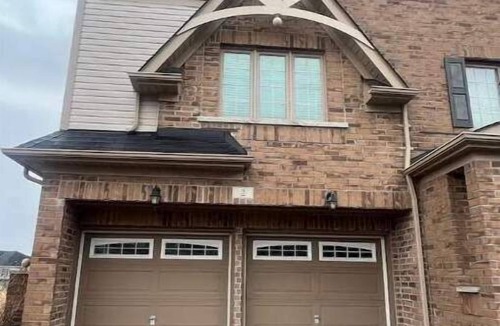 Whitby House | Beautiful townhome located in Whitby with 3 beds and 2.5 bathrooms.