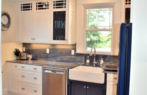 Fifth Ward House | Beautiful, updated 3 bedroom home with parking for 8 cars in downtown Newport