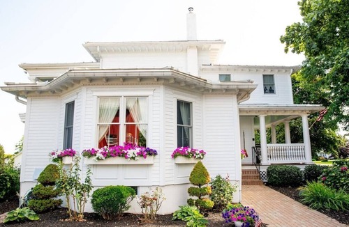 Williamson House | Beautiful Victorian Lake Front Estate