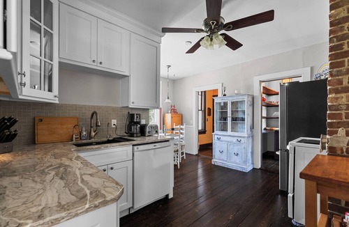 The Point Condo | Beautiful victorian w/big garden, Tesla/EV charger, 2 blocks from water