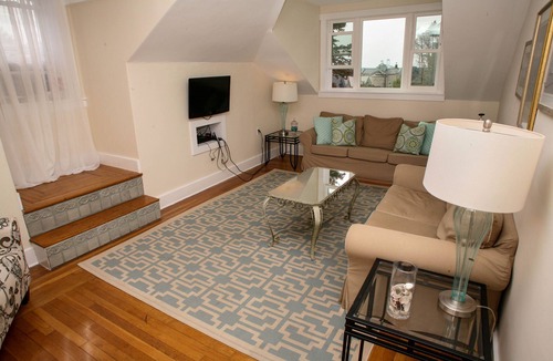 Off Broadway House | Beautiful Victorian with views of the Newport Bridge
