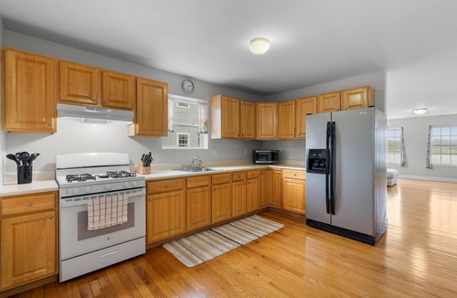Fair Haven House | Beautiful Waterfront 4 Bedroom, 1.5 Bathroom Unit.
